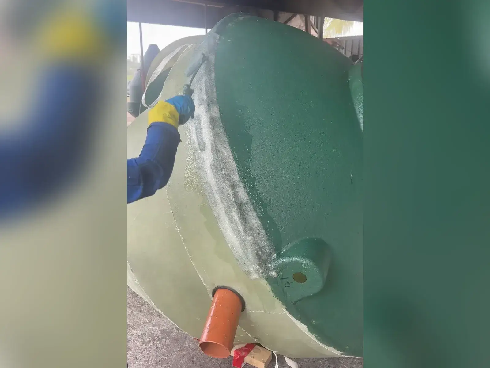 Résine passée au rouleau sur le joint d'une cuve, entre la partie verte et la partie claire